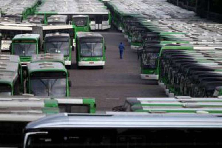 P&aacute;tio de &ocirc;nibus na capital paulista. O transporte impacta diretamente no agravamento das mudan&ccedil;as clim&aacute;ticas, com o aumento das emiss&otilde;es dos Gases de Efeito Estufa