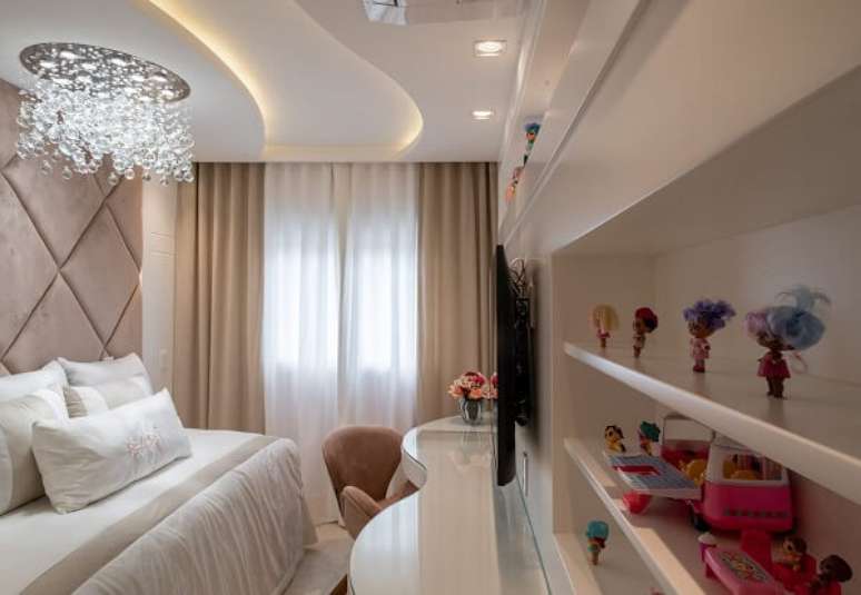 24. Quarto com cortina cor areia &ndash; Foto Iara Kilaris