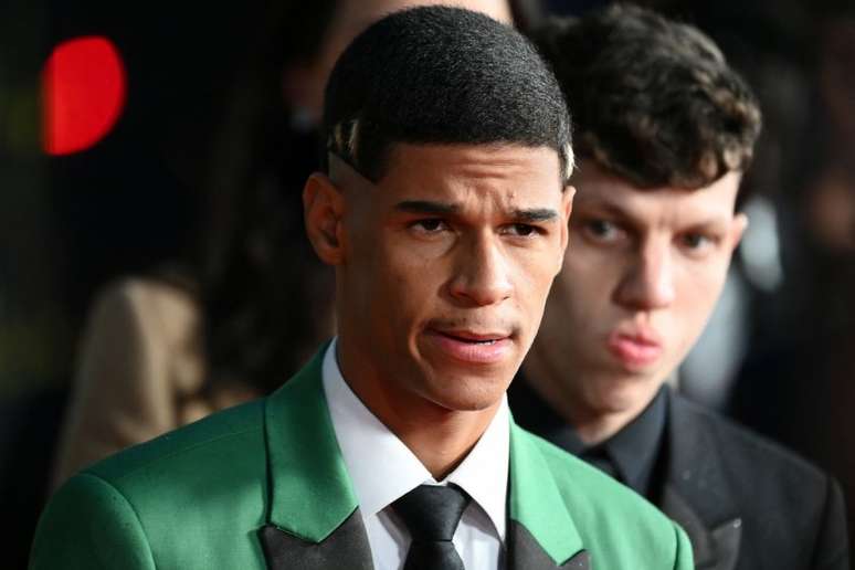 Em chegada ao tapete vermelho da cerimônia da Bola de Ouro, em Paris, Luva de Pedreiro fez a felicidade da multidão (Foto: FRANCK FIFE / AFP)