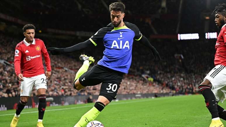 Camisa do Tottenham para o jogo contra o Manchester United (OLI SCARFF / AFP)