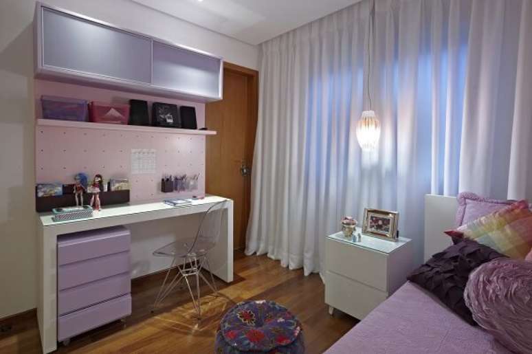 32. Quarto de menina decorado com cores que combinam com roxo &ndash; Foto Andrea Buratto