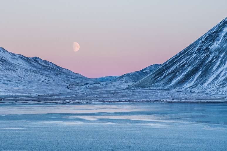 Pesquisadores examinaram paisagem ártica do Lago Hazen para analisar como derretimento do gelo pode afetar risco de espalhar vírus