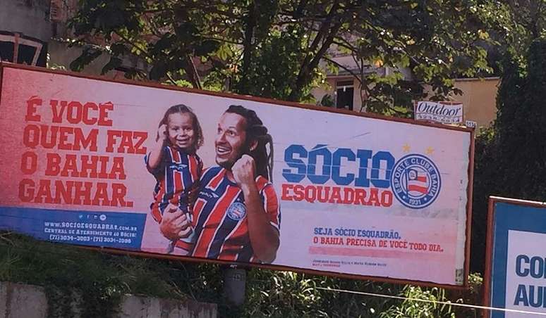 Em outdoor com a filha, o sócio torcedor do Bahia, Jamerson Silva, 38 anos, foi escolhido para ser um dos garotos propaganda da campanha do clube