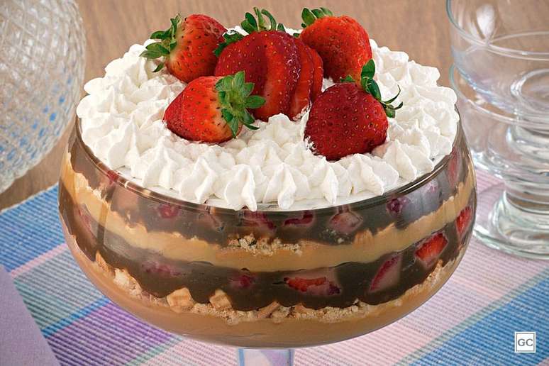 Pavê de morango com doce de leite e chantilly – Foto: Guia da Cozinha