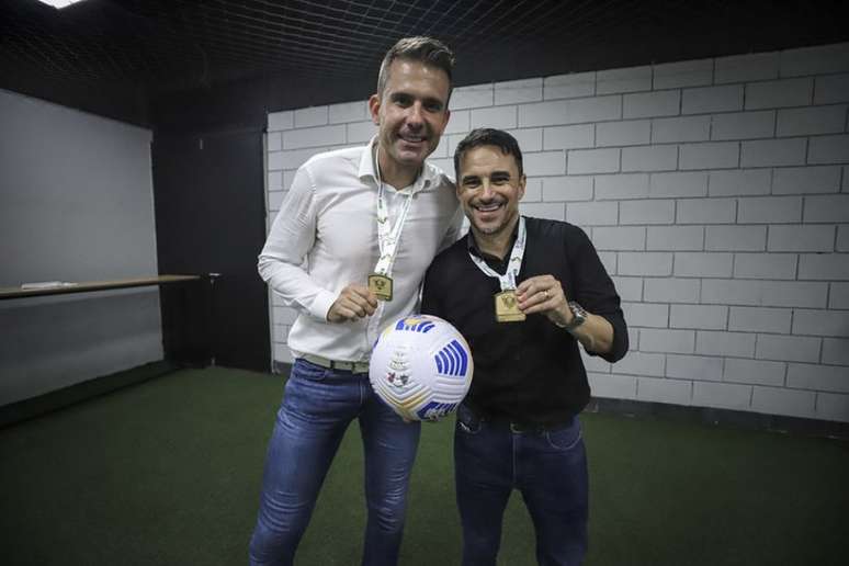 Victor Bagy e Rodrigo Caetano, dirigentes do Atlético-MG - (Foto: Pedro Souza/Atlético-MG)