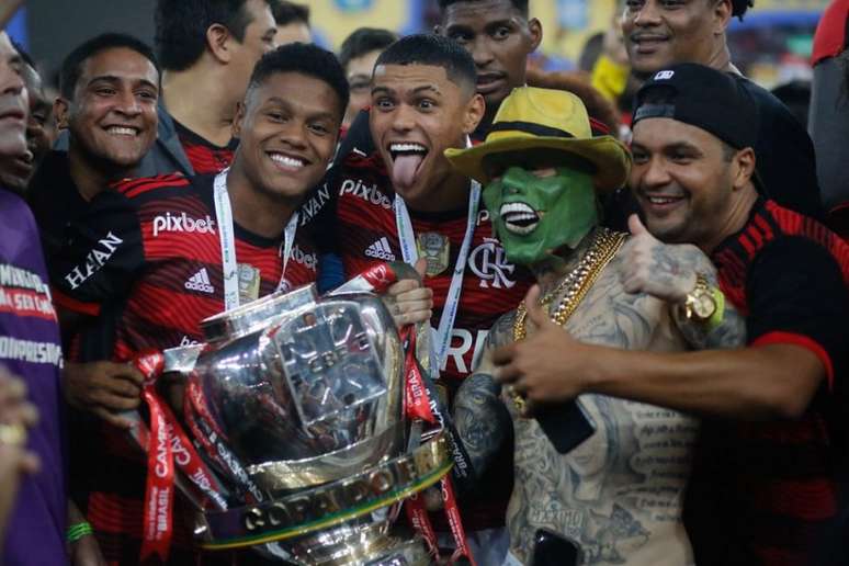 MC Daniel no meio da comemoração do Flamengo (Fotos: Gilvan de Souza/Flamengo)