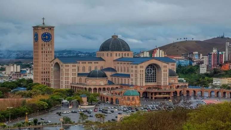 Santuário Nacional de Nossa Senhora Aparecida, no interior de São Paulo, atrai fiéis de todo o país