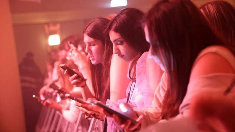 O telefone celular pode ser uma ferramenta social importante para os adolescentes, dando a eles independência, mas também podem ser coercitivos