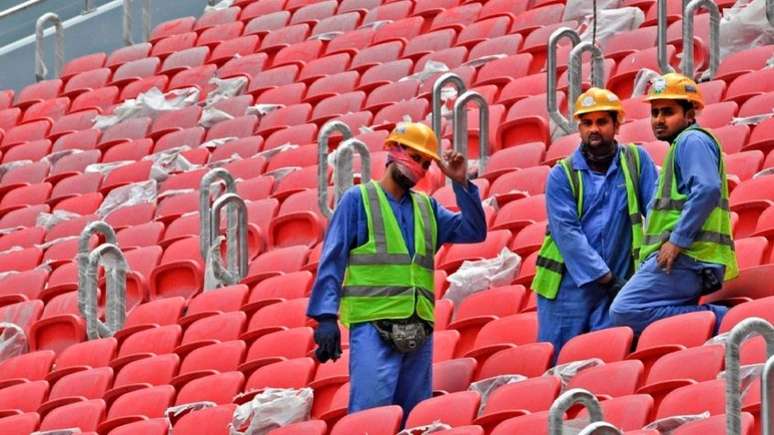 Trabalhadores imigrantes nas obras do Qatar para a Copa do Mundo de 2022 (Foto: GIUSEPPE CACACE / AFP)