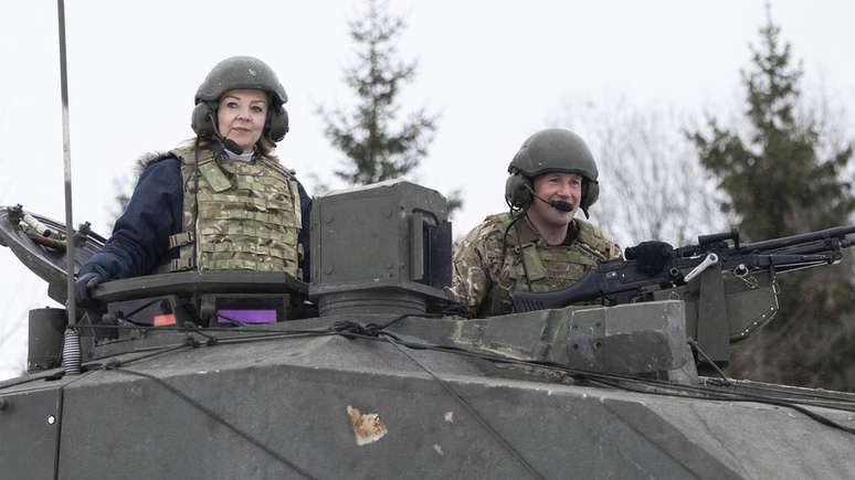 Liz Truss posou para fotos oficiais em um tanque enquanto visitava tropas britânicas na Estônia em 2021