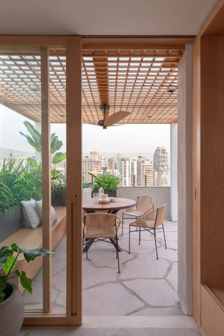 &Aacute;rea externa com pergolado