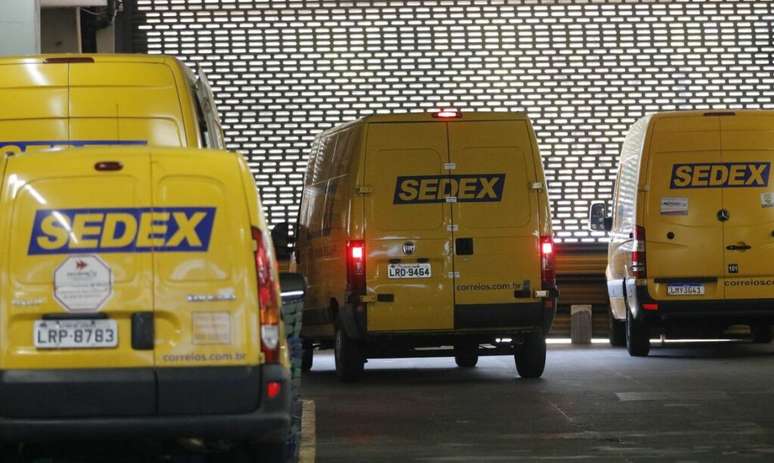 Carros dos Correios.