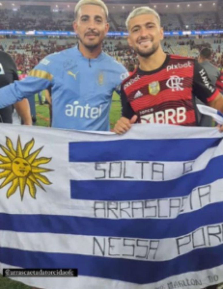 Sósia ao lado do camisa 14, no Maracanã (Foto: Reprodução)