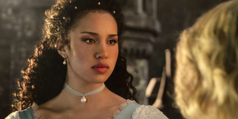 Sofia Wylie como Agatha &ndash;