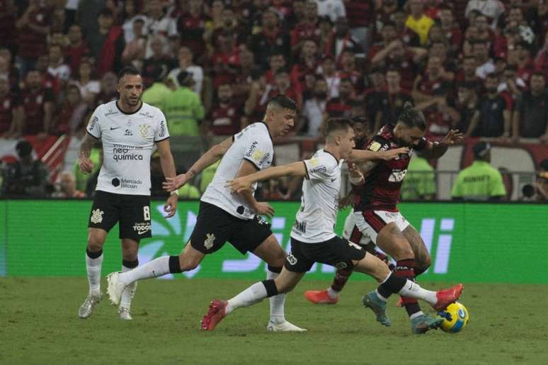 Jogadores do Corinthians em ação(Foto: Armando Paiva / LANCEPRESS!)