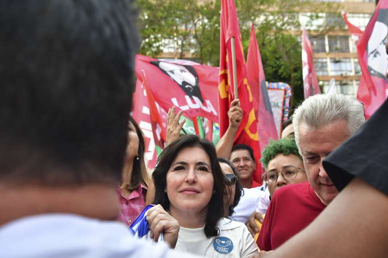 A senadora, Simone Tebet (MDB-MT), participou de um ato em apoio ao ex-presidente, Luiz Inácio Lula da Silva (PT), candidato à presidência no segundo turno das Eleições 2022, na região central de Brasília(DF), nesta quarta-feira, 19 de outubro de 2022
