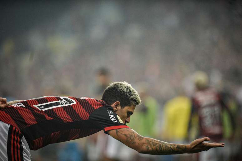 Pedro marca gol durante Flamengo x Corinthians, partida válida pela final da Copa do Brasil 2022