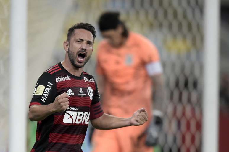 Éverton Ribeiro comemora pênalti convertido na Copa do Brasil