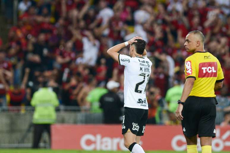 Mateus Vital se lamenta após perder pênalti na partida contra o Flamengo na final da Copa do Brasil