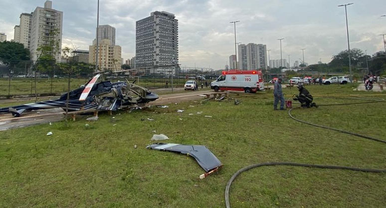 Helicóptero caiu em um parque no Campo Belo, zona sul de São Paulo