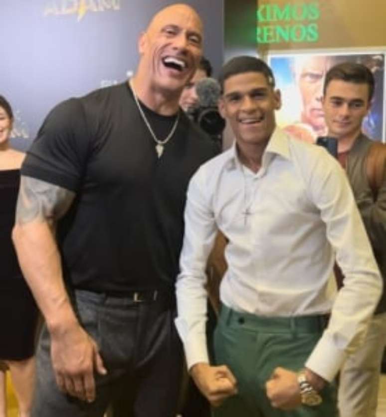 Influenciador Luva de Pedreiro publica encontro com The Rock; veja