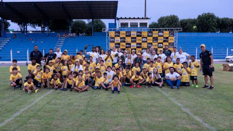 Estádio Municipal em festa com futebol americano