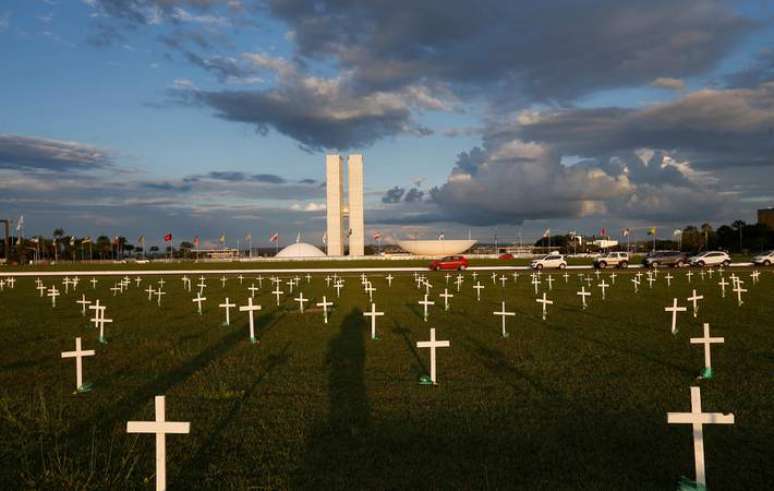 NO Brasil, mais de 687 mil pessoas morreram de covid desde o início da pandemia. Imagem mostra protesto contra as políticas do governo Bolsonaro durante a emergência de saúde.