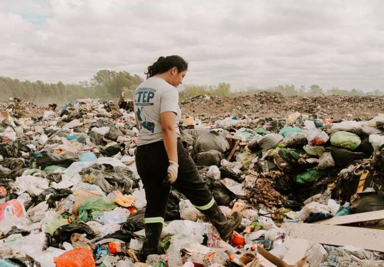 Trabalhadores buscam de material reciclável em lixões 