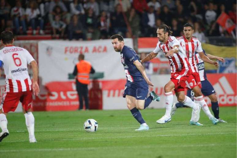 Messi deu duas assistências e ainda marcou um belo gol no triunfo do PSG.