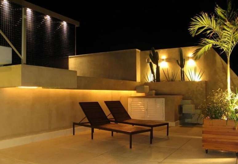 22. O jardim externo combina luzes com cacto grande com flor. Fonte &ndash; Andr&eacute; Martins