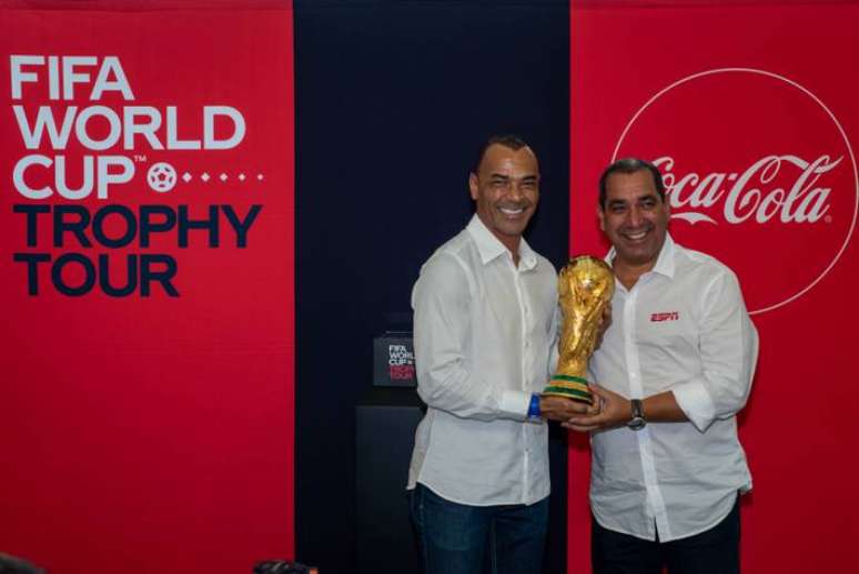 Antes de erguer o trof&eacute;u, Cafu fez quest&atilde;o de chamar o ex-jogador Zinho, hoje comentarista da ESPN, para segurar a ta&ccedil;a com ele.