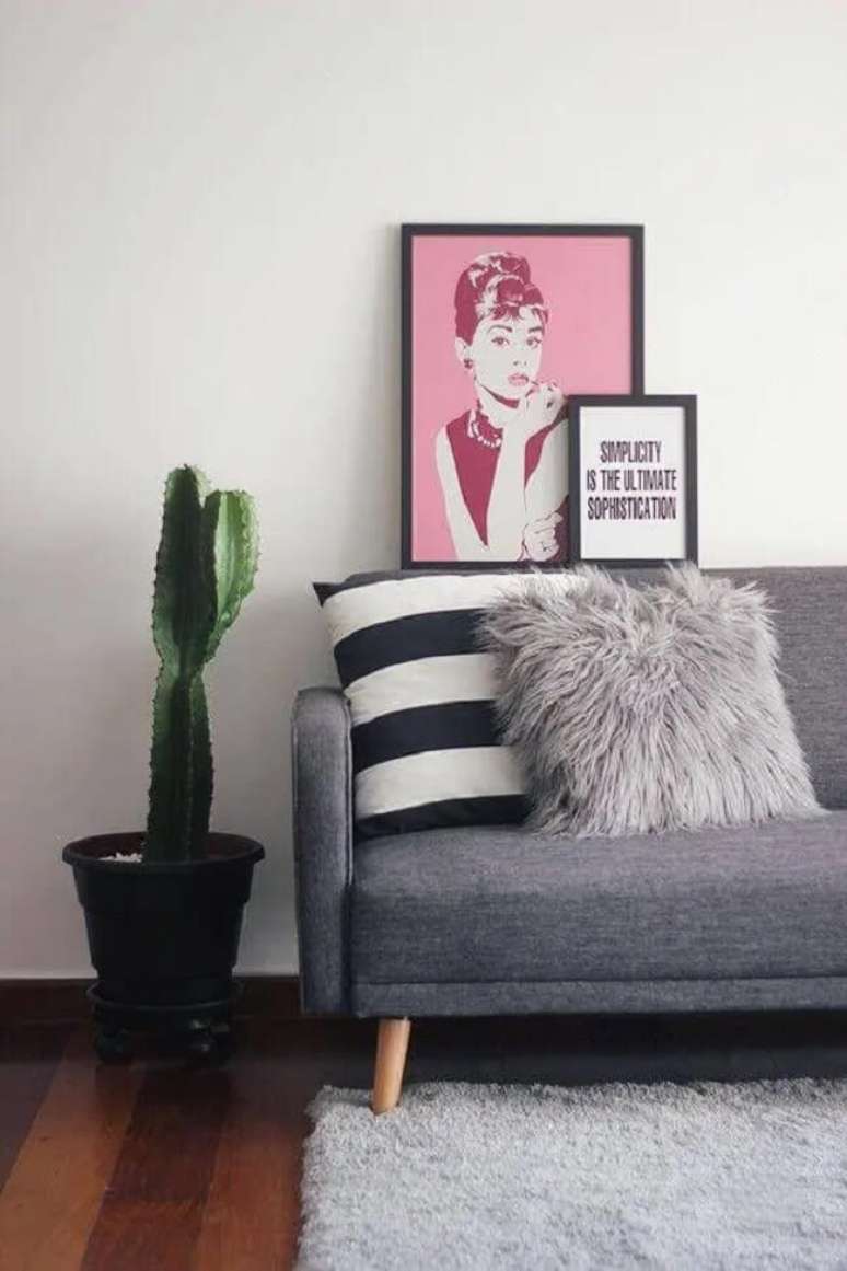 15. Sala de estar com cactos grandes em vasos. Fonte &ndash; Casa e Festa