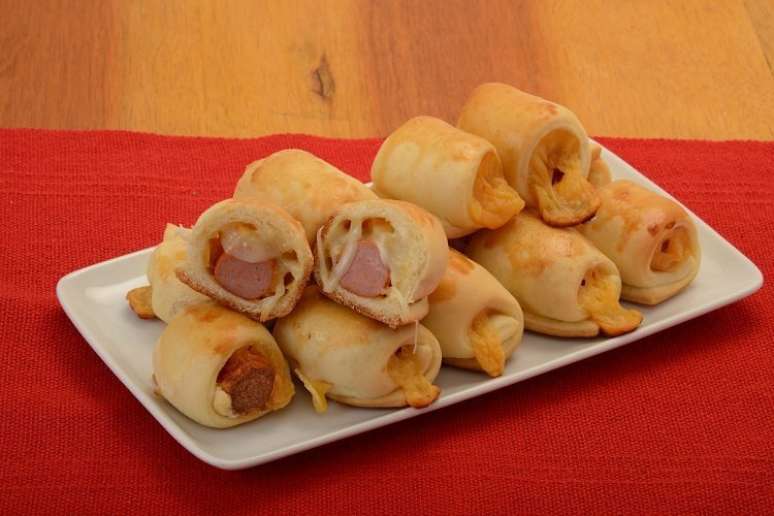 Enroladinho de salsicha com queijo prato &ndash;