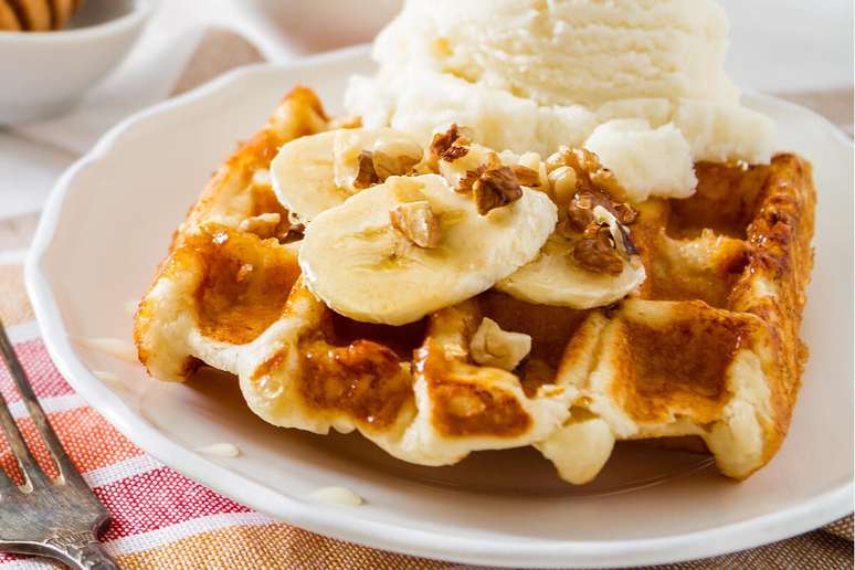 Waffle de banana com nozes 
