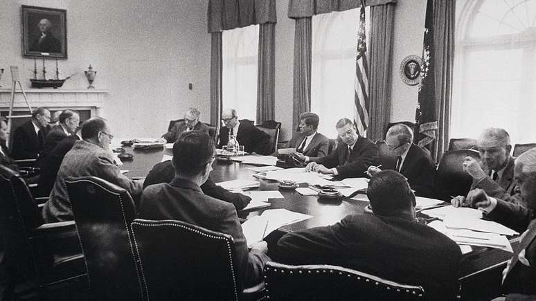 O grupo de assessores de Kennedy desenvolveu várias estratégias sobre como lidar com a descoberta dos mísseis em Cuba