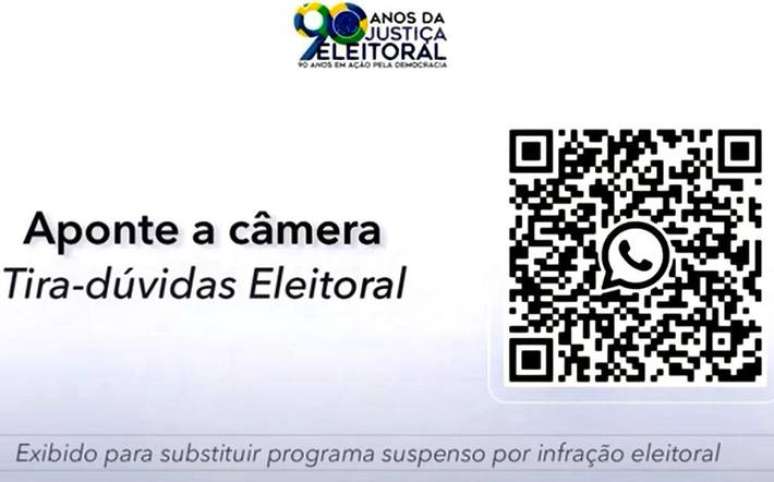 TSE suprimiu trecho da propaganda de Bolsonaro; no lugar, aparece um QR Code (foto) levando ao WhatsApp do Tribunal e a frase "Exibido para substituir programa suspenso por infração eleitoral".