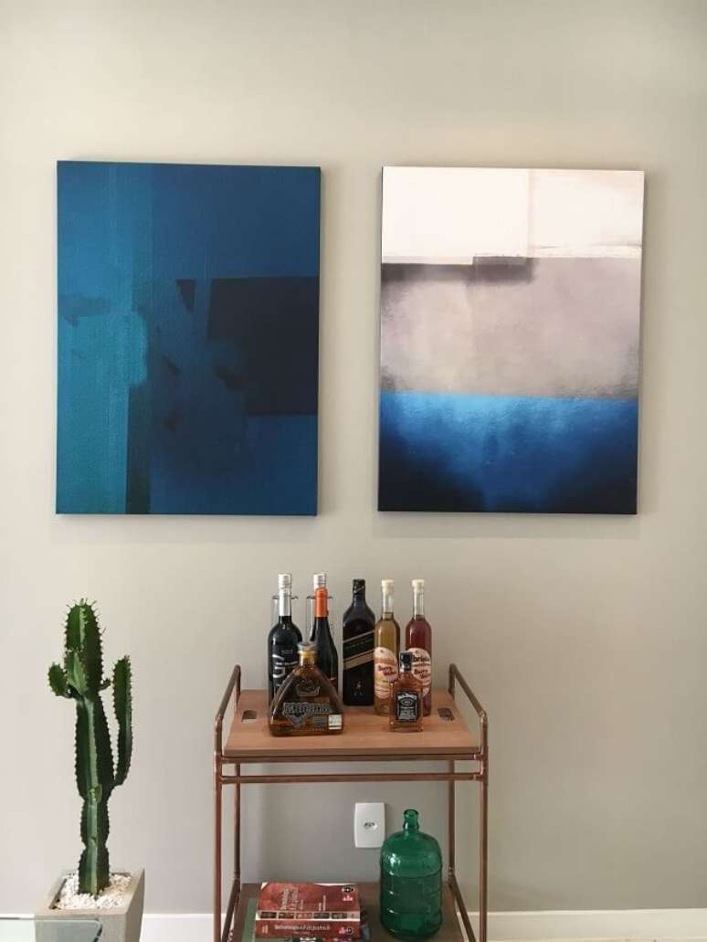 50. Aparador bar e vaso com cacto grande. Fonte &ndash; ArqExpress