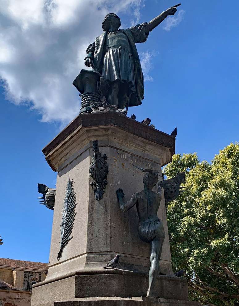 Monumento a Cristóvão Colombo, com a cacique Anacaona no pedestal, em Santo Domingo