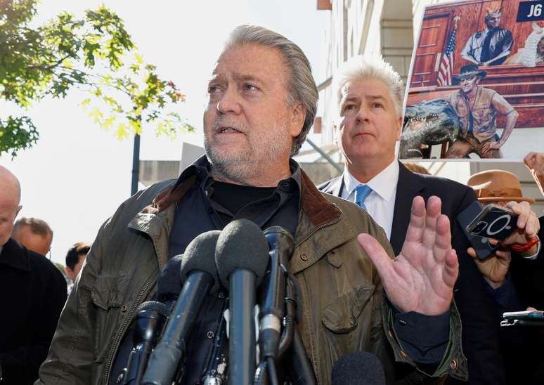 Steve Bannon &eacute; condenado a 4 meses de pris&atilde;o por desacato ao Congresso dos EUA