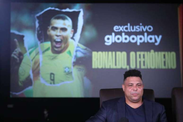 Ronaldo revisita memórias em documentários sobre sua carreira