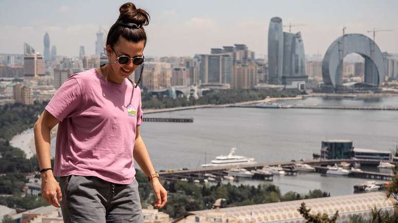 Katie deixou emprego fixo para viajar pelo mundo; na foto, ela no Azerbaijão
