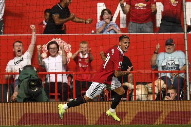 Antony comemora gol marcado pelo seu novo clube diante do Arsenal (Foto: OLI SCARFF / AFP)