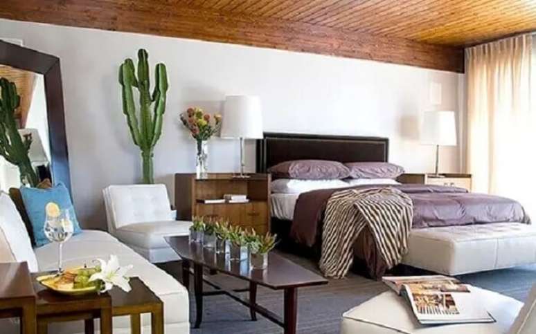 21. O vaso com cacto grande decora o quarto de casal. Fonte &ndash; Abrir Janela