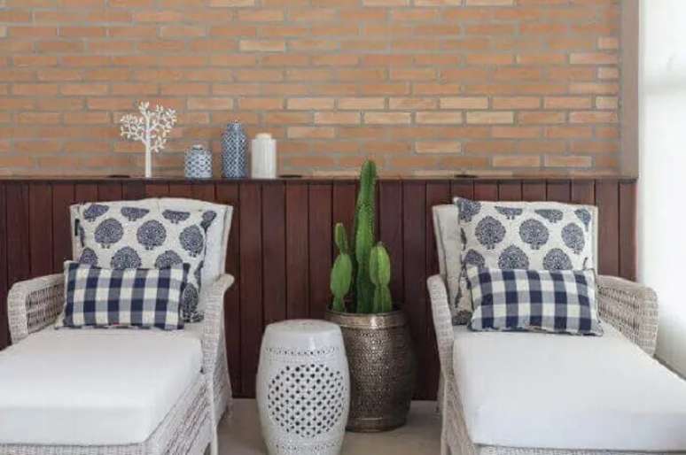 23. O vaso branco com cactos grandes comp&otilde;e a decora&ccedil;&atilde;o da &aacute;rea de SPA. Fonte &ndash; Decoratorist