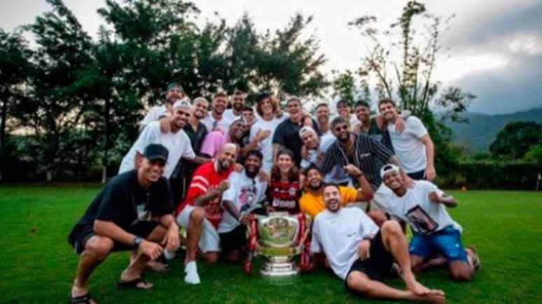 Elenco do Flamengo celebrando o Tetra (Reprodução / @Diegoalves)