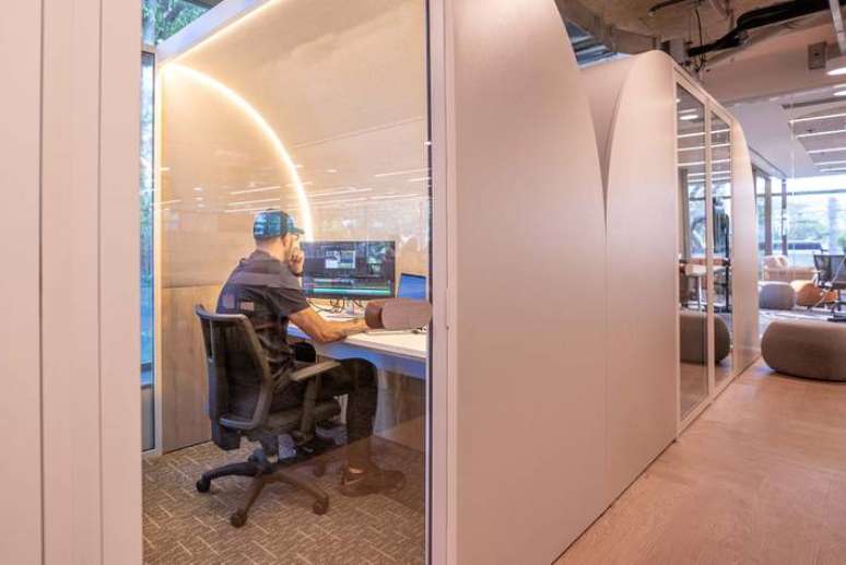 Novo escritório da startup de saúde Alice traz cabines individuais para reuniões