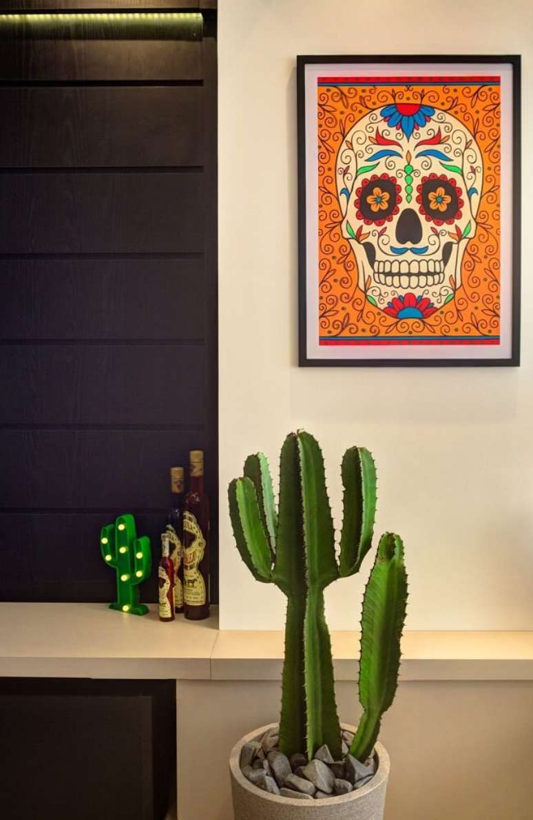 16. Quadros decorativos e cactos grandes em vasos. Fonte &ndash; Andrea Petini