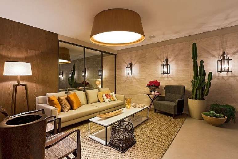 12. Sala de estar decorada com cacto grande. Fonte &ndash; Lolafa