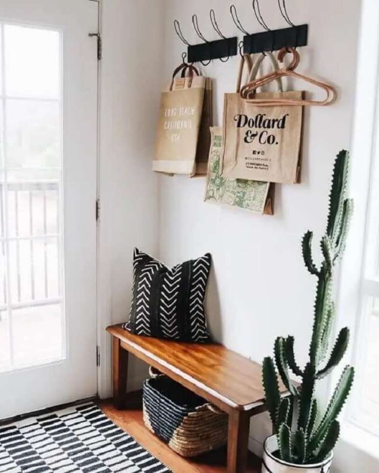 29. No hall de entrada o cacto grande complementa a decora&ccedil;&atilde;o de forma simples e elegante. Fonte &ndash; JAX