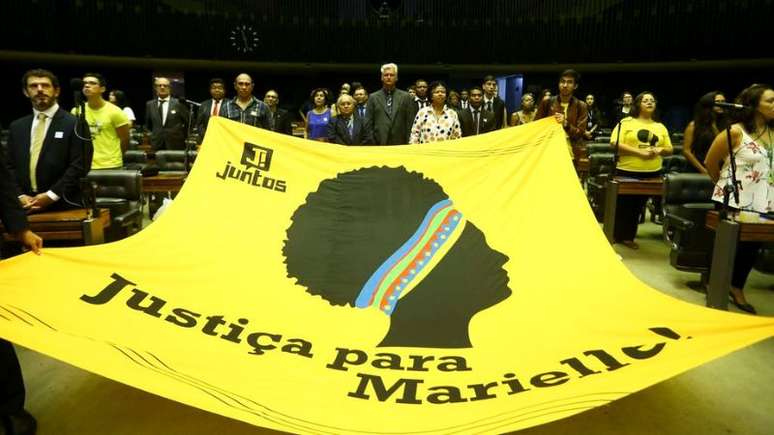 Imagem de uma bandeira da vereadora assassinada por violência política Marielle Franco dentro da Câmara dos Deputados.